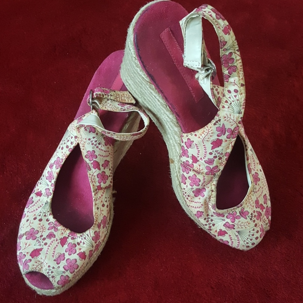 Bandolino satin floral print strap bacl wedge heel